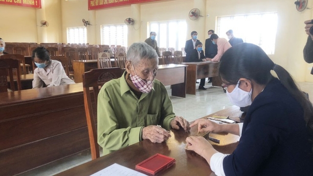 Người dân Hà Nam nhận tiền hỗ trợ do bị ảnh hưởng dịch Covid-19