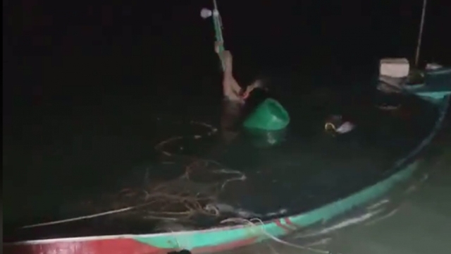 Dông lốc đánh chìm nhiều thuyền cá của ngư dân trong đêm