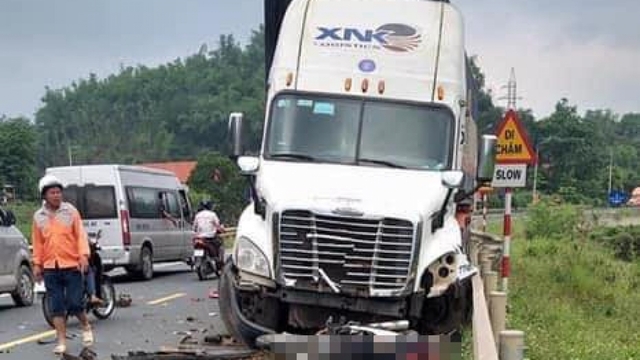 Xe container mất lái gây tai nạn liên hoàn tại Lạng Sơn