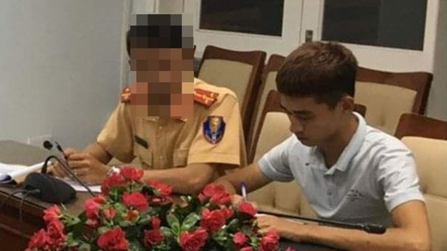 2 thanh niên bốc đầu xe máy trên cầu Rồng Đà Nẵng đến từ Cao Bằng