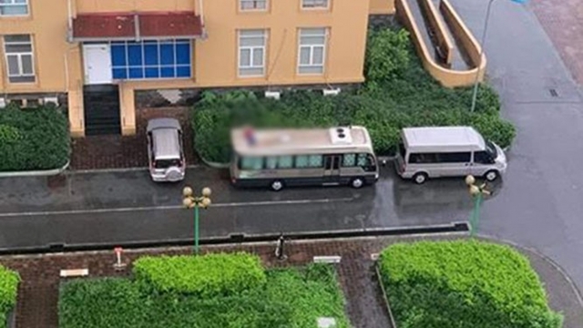 Hé lộ nguyên nhân người đàn ông rơi trúng nóc ô tô tử vong ở Hà Nội