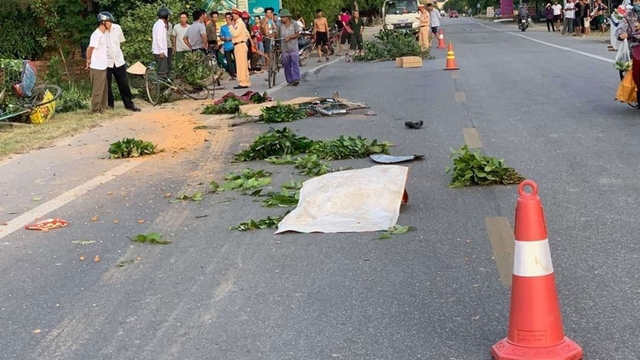 Xe tải tông liên tiếp nhiều xe đạp, 3 người thương vong