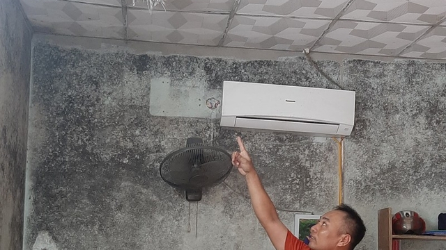 Phát hoảng khi viên gạch từ công trình 19 tầng, xuyên thủng nhà dân
