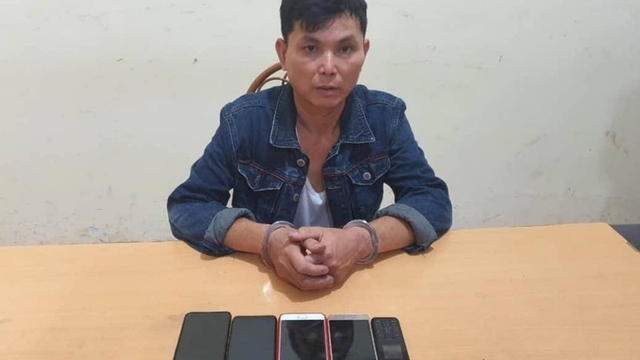 Bắt 1 đối tượng trộm cắp nhiều điện thoại của bệnh nhân