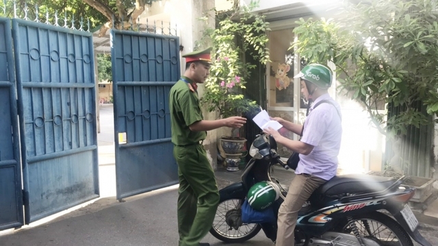 Thí sinh, phụ huynh hớt hải vì đi muộn, quên giấy tờ thi vào lớp 10