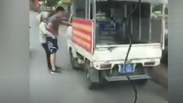 Xác minh người mặc dân phục đi ôtô công an phường dẹp vỉa hè