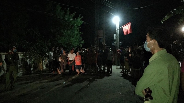 Vác chõng ăn ngủ trước nhà nguyên Phó công an huyện để đòi tiền mua đất