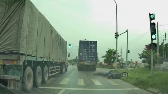 Công an truy tìm tài xế container đâm chết cô gái trẻ tại Hà Nội