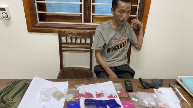Ôm 1.000 viên ma tuý, đối tượng dùng súng, dao chống trả khi bị vây bắt