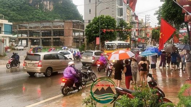 Rơi xuống cống thoát nước, 1 người đàn ông bị cuốn trôi