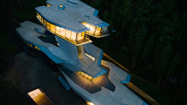 Ngắm dinh thự 140 triệu USD mô phỏng tàu vũ trụ của tỷ phú Nga