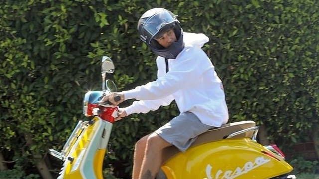 Justin Bieber hào hứng lái xe máy dạo vòng quanh khu phố