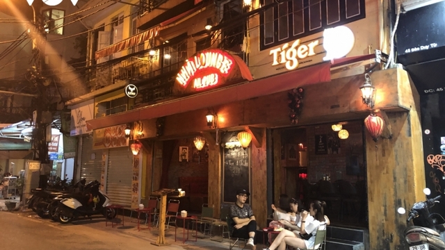Nighttime entertainment venues remain quiet in Hanoi after re-opening