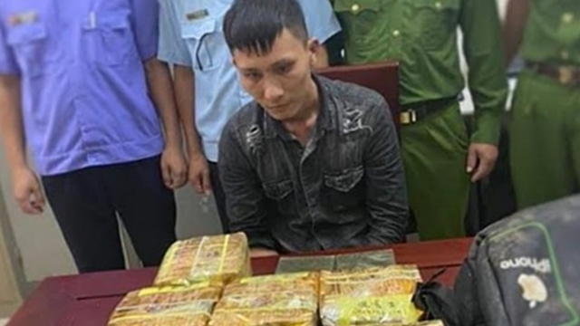 Vứt cả ba lô chứa đầy ma túy, đối tượng tháo chạy trong đêm