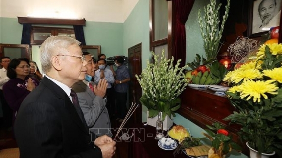 Tổng Bí thư, Chủ tịch nước dâng hương tưởng niệm Chủ tịch Hồ Chí Minh