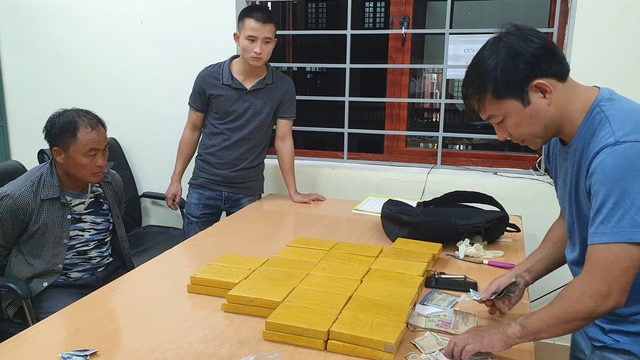Thay đổi lộ trình để trốn tránh, đối tượng mang theo 40 bánh heroin vẫn bị bắt giữ