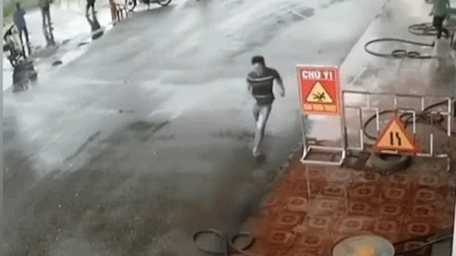 Xe không người lái lao vun vút vào...đổ xăng
