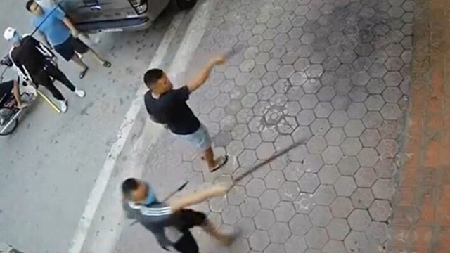 Khởi tố nhóm mang dao kiếm đến nhà bà cụ 71 tuổi gây rối