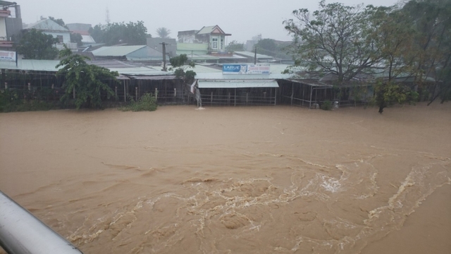 Hơn 300.000 học sinh Hà Tĩnh nghỉ học tránh lũ