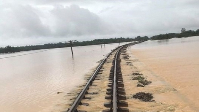 Dừng chạy tàu Bắc-Nam đi Vinh-Huế, hàng không chở miễn phí hàng cứu trợ miền Trung