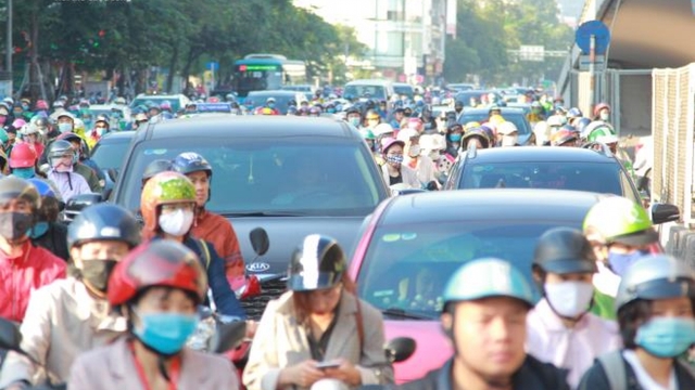 Vì sao giao thông Hà Nội cứ thông chỗ này lại tắc chỗ kia?