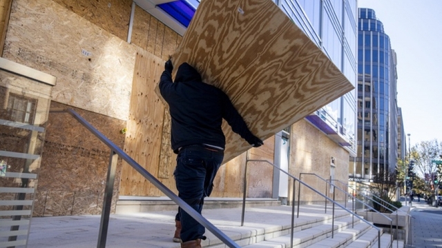 Lắp cửa chống đạn do lo ngại biểu tình sau bầu cử tại Mỹ