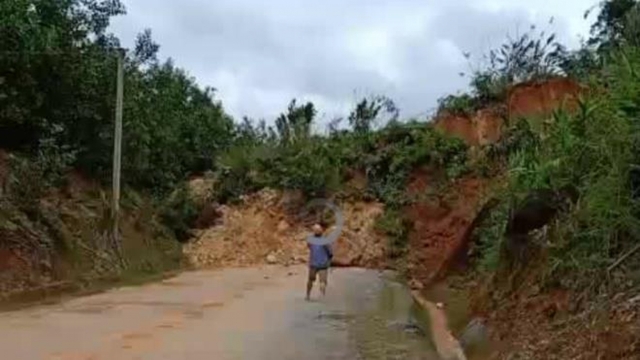 Nam Trà My lại sạt lở núi, đất đá trút chất đống chia cắt quốc lộ 40B