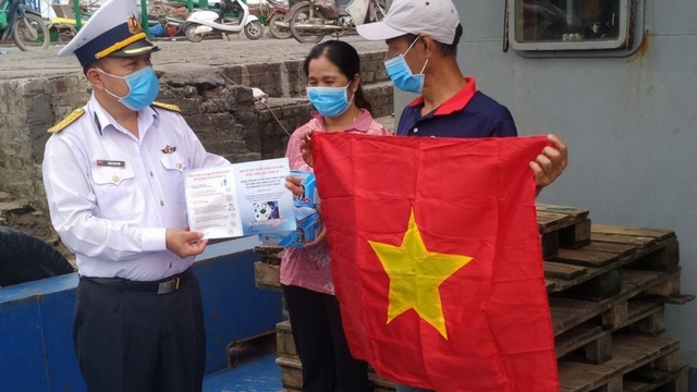 Lính Hải quân, điểm tựa vững chắc cho ngư dân vươn khơi bám biển