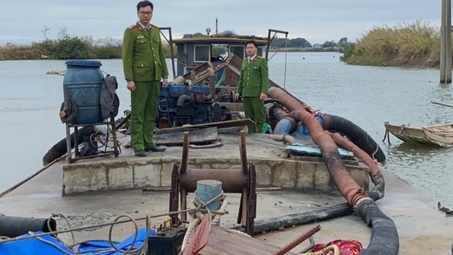 Khởi tố 5 đối tượng khai thác cát trái phép ở Quảng Ninh