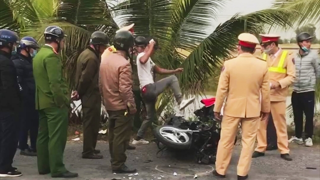Vi phạm quy định giao thông còn đánh cả công an 