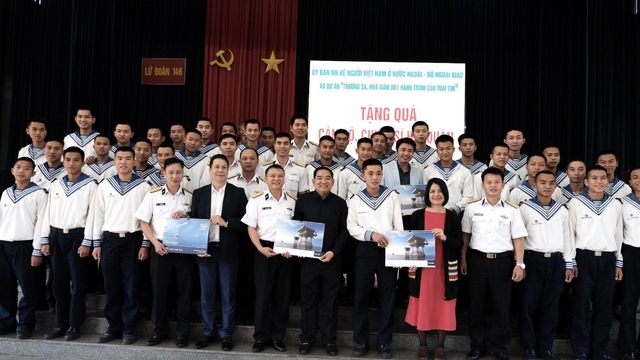 Dự án Trường Sa cấp hàng trăm suất học bổng cho con em chiến sỹ