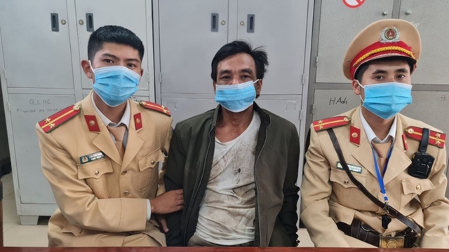 Tạm giữ tài xế đập vỡ máy đo nồng độ cồn khi bị dừng xe kiểm tra