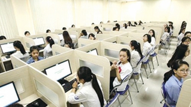 Phạt nặng hành vi nhờ người khác thi hộ từ 10/3