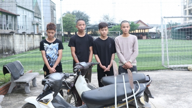 Băng cướp nhí vác dao phóng lợn đến trang trại đe dọa gia chủ rồi bắt gà