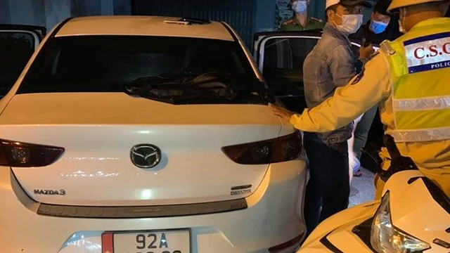 Dừng xe ô tô vi phạm tốc độ, cảnh sát phát hiện ma túy