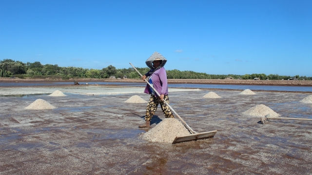 Gian nan tìm nguồn nước ngọt phục vụ sinh hoạt mùa khô ở Bến Tre