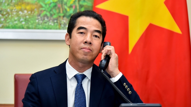 Thứ trưởng Ngoại giao Tô Anh Dũng điện đàm với Quốc vụ khanh Bộ Ngoại giao Anh