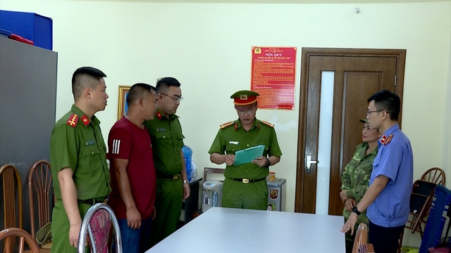 Bắt giữ đối tượng khai thác rừng trái phép tại Sơn La