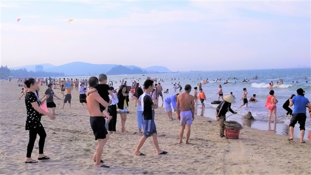Nghệ An, Hà Tĩnh tạm dừng tổ chức lễ hội du lịch biển dịp nghỉ lễ 30/4