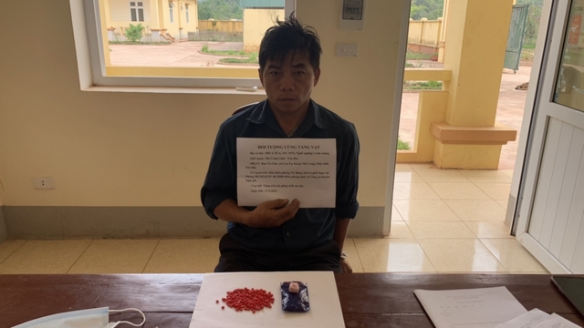Về thăm bố mẹ, tranh thủ mua ma túy sử dụng thì bị bắt