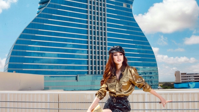 Hoa hậu Khánh Vân xuất hiện cực chất trong ngày đầu nhập cuộc Miss Universe