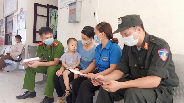 Giọt máu nghĩa tình của các chiến sĩ công an trong vùng phong tỏa ở Bắc Giang