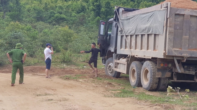 "Đột kích" bắt quả tang khai thác cát trái phép giữa lòng hồ thủy điện