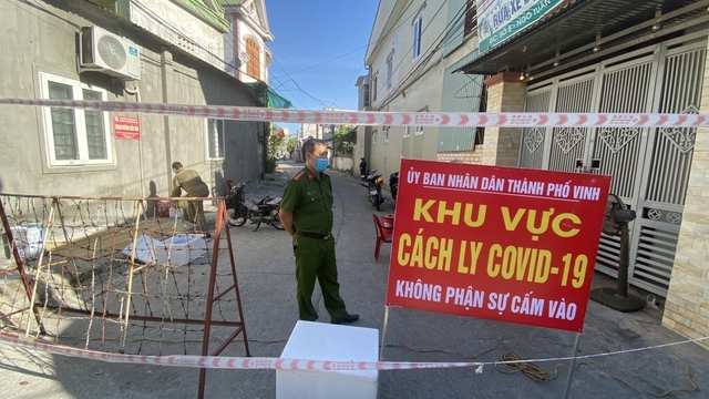 Bị sốt, hai vợ chồng test nhanh thì phát hiện mắc COVID-19