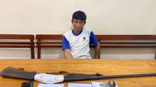 Mang súng và lựu đạn đi bán lẻ ma túy