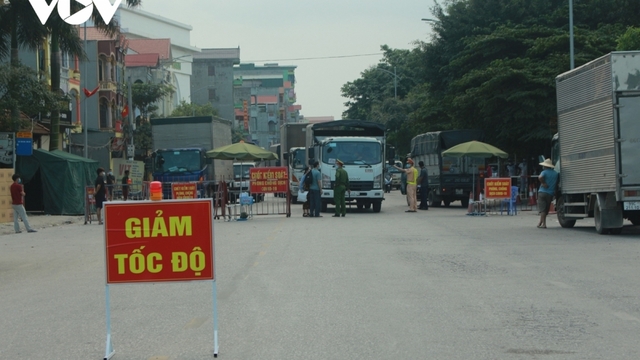 Đình chỉ Chủ tịch xã An Bình (Bắc Ninh) ký giấy cho dân đi chợ trong vùng dịch