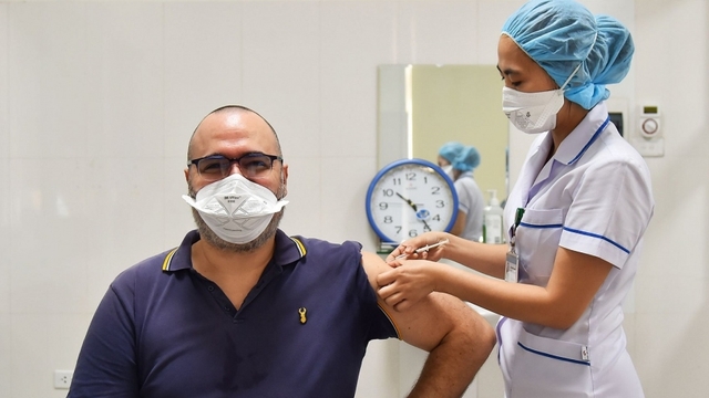 Foreign diplomats vaccinated against COVID-19 in Vietnam