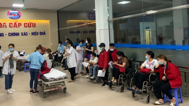 Hàng chục công nhân nhập viện nghi do ngộ độc thực phẩm