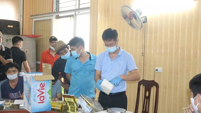 Hải Phòng: Bắt 3 đối tượng vận chuyển 5kg ma túy đá