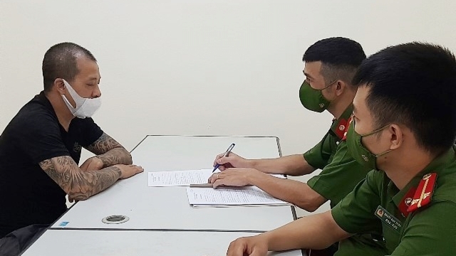 Công an Hà Nội xử lý cặp vợ chồng chống đối tổ phòng, chống dịch Covid-19